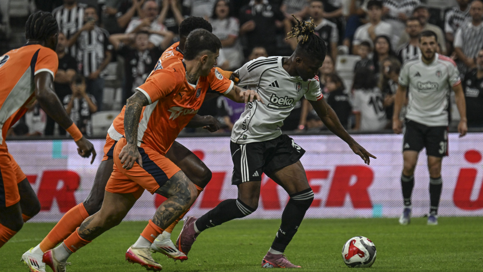El Bilal Toure'nin Bonservisi Belli Oldu! Beşiktaş Kendi Aboubakar'ını Üretti