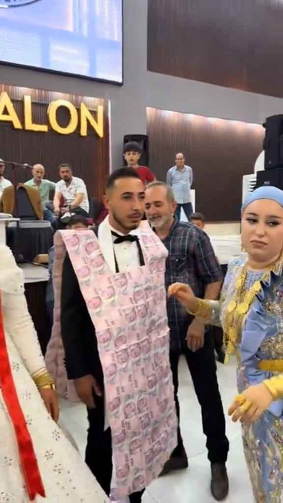 Mardin'de damat ve gelin paraların içinde kayboldu! Kilolarca altın takıldı - Resim: 2