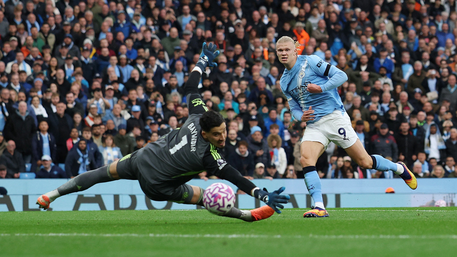 Manchester City, derbide Altay Bayındır'ı üzdü