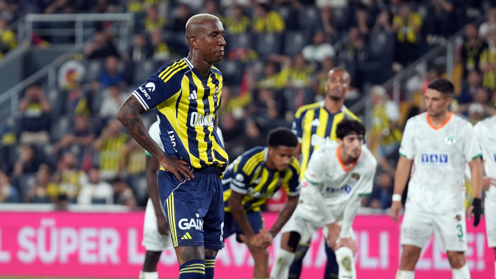 Anderson Talisca, penaltı kaçırmaya devam ediyor