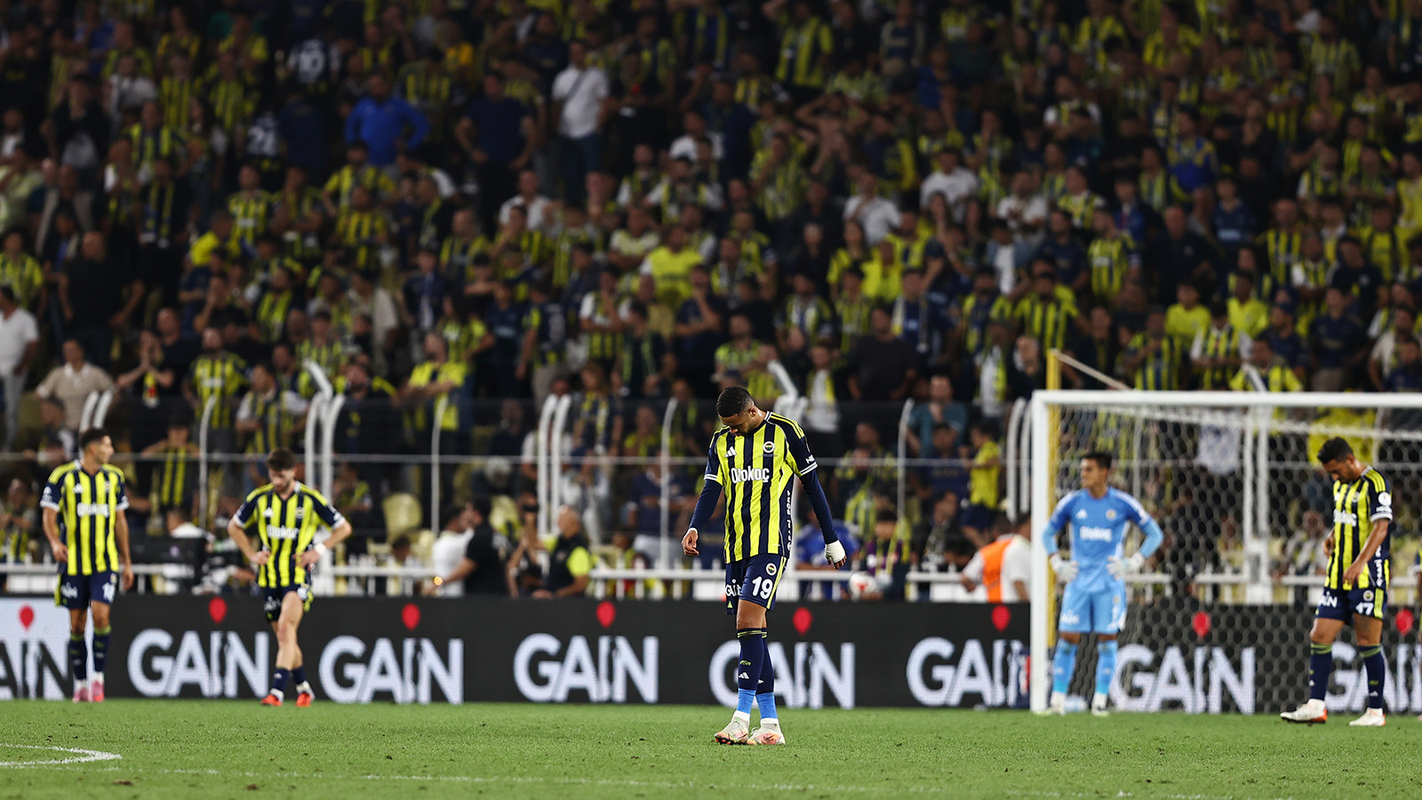 Kadıköy'de 'Ali Koç istifa' sesleri