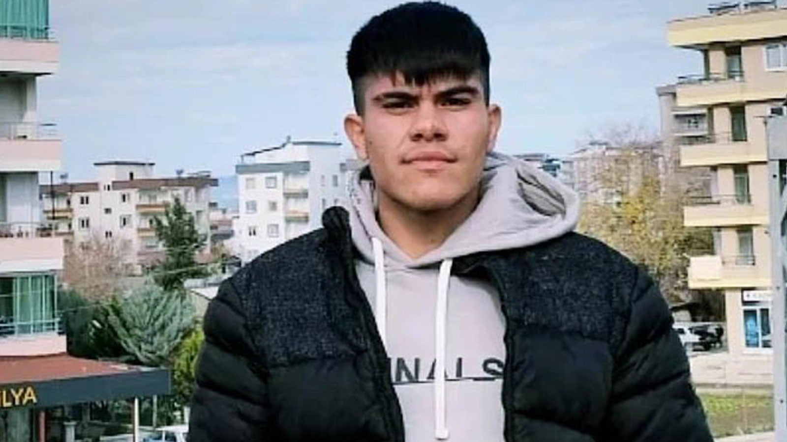 Devrilen traktörün altında kalan genç hayatını kaybetti