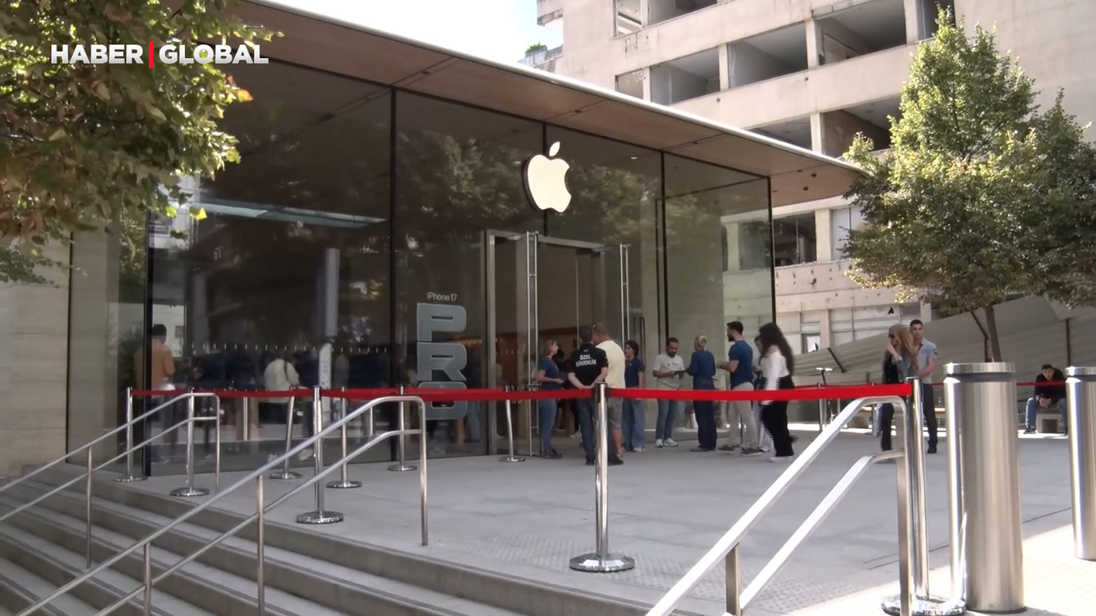 Yeni iPhone 17 Türkiye'ye geldi ama mağaza önleri boş kaldı