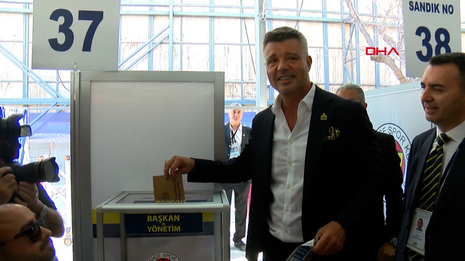 Sadettin Saran'dan sandık başında açıklama: Fenerbahçelileri değil,  Fenerbahçe'yi yönetmeye geliyoruz
