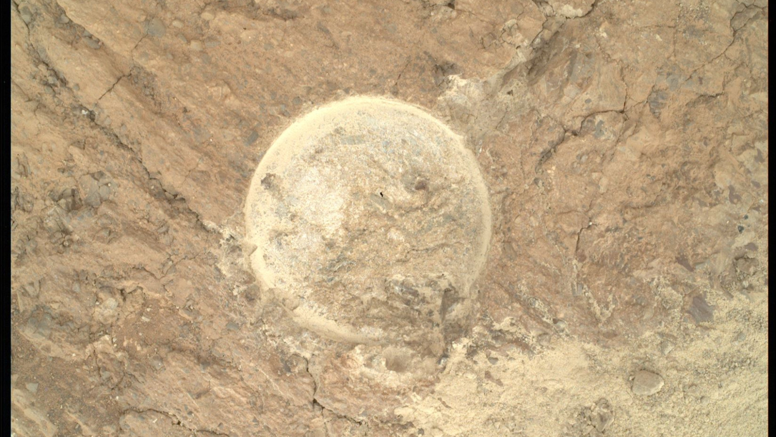 Mars'ta aynı kraterde farklı hikayeler anlatan iki kaya kafaları karıştırdı