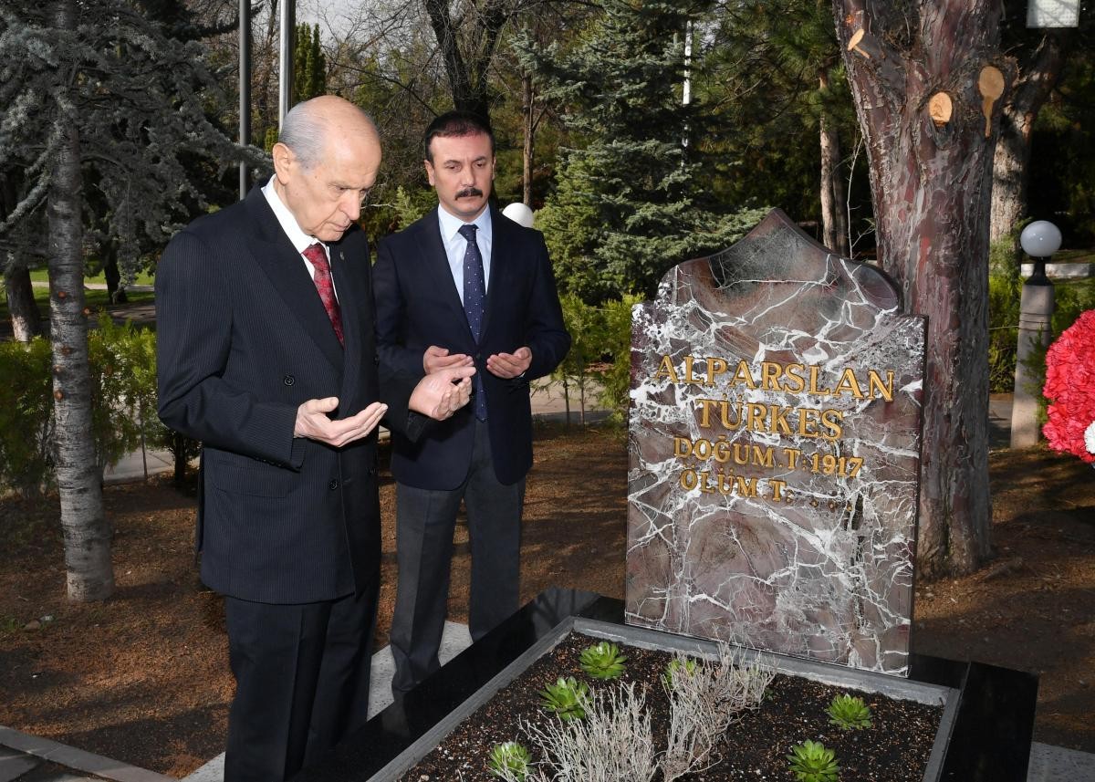 Devlet Bahceli Alparslan Turkes In Kabrini Ziyaret Etti