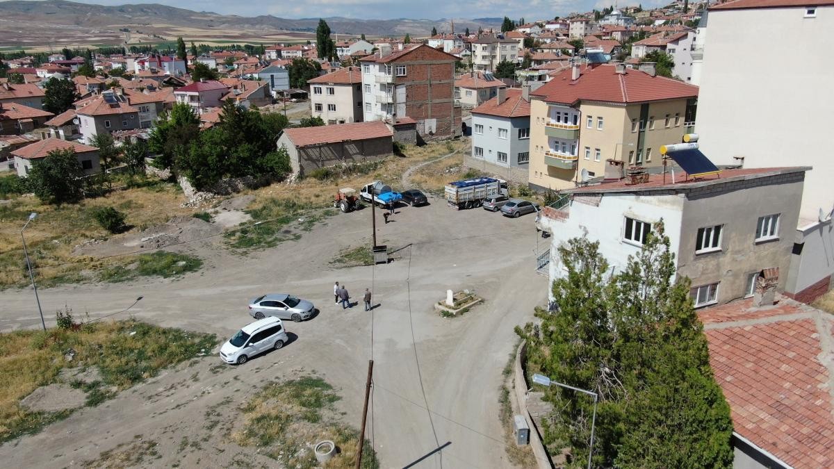 Sivas Şarkışla�da çevre düzenlemesi yapıldı, mezar yol ortasında kaldı!