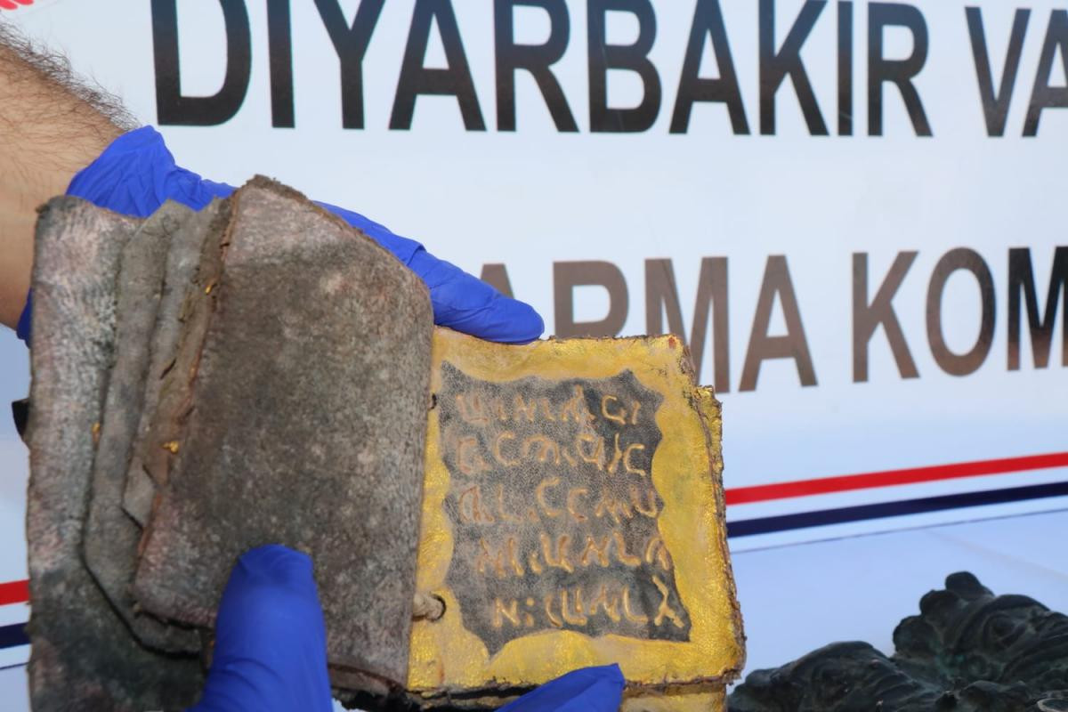 Diyarbakir Da Ibranice Yazilmis Kitap Ve Hz Meryem Ile Hz Isa Nin Figurlerinin Oldugu Tablo Ele Gecirildi